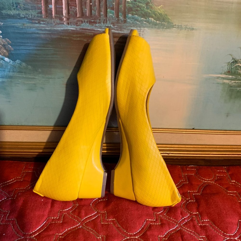 Classique Yellow heels Women's 7.5 - Picture 5 of 9